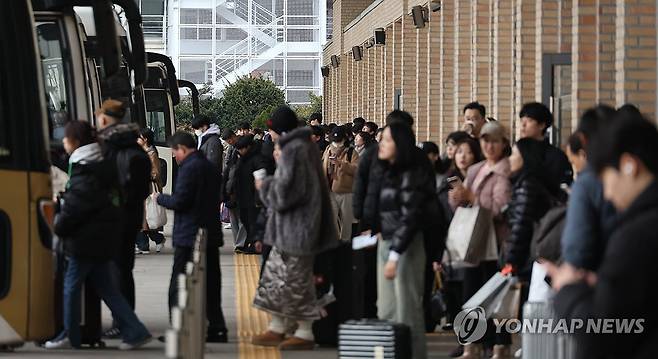 붐비기 시작한 귀성길 (서울=연합뉴스) 최재구 기자 = 설날 연휴를 앞둔 7일 서울 강남구 고속버스터미널 버스 승강장이 귀성객 등으로 붐비고 있다. 2024.2.7 jjaeck9@yna.co.kr