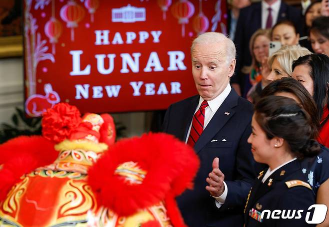 미국 워싱턴DC의 백악관 이스트룸에서 열린 설날 기념 행사에서 조 바이든 미국 대통령이 중국 사자춤 공연을 관람하고 있다. 2023.01.26 ⓒ 로이터=뉴스1 ⓒ News1 정지윤 기자