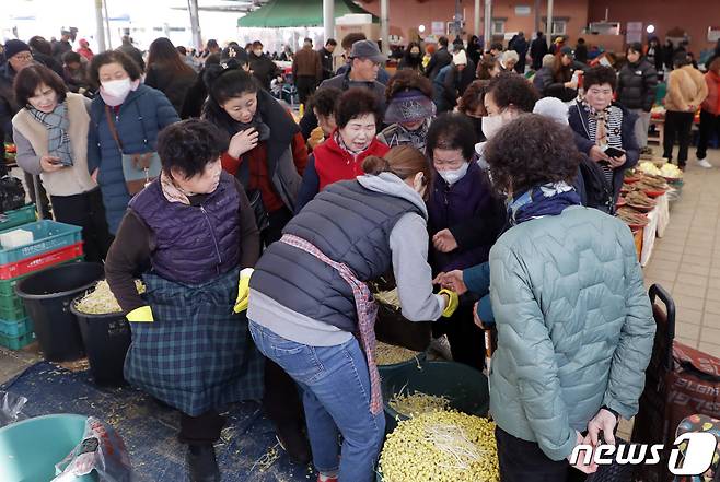 8일 울산 남창 옹기종기시장은 오는 설 연휴(를 맞아 설 제수용품을 사러 나온 손님들로 북적거리고 있다.2024.2.8/뉴스1 ⓒNews1 김지혜 기자