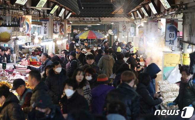 설 연휴를 하루 앞둔 8일 경기 수원시 팔달구 못골시장이 제수를 구매하려는 시민들로 북적이고 있다. 2024.2.8/뉴스1 ⓒ News1 김영운 기자