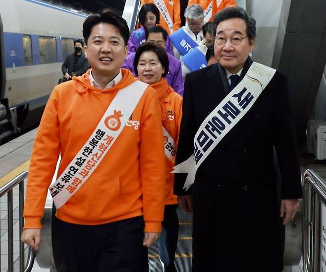 새로운미래 이낙연 공동대표와 개혁신당 이준석 대표가 9일 오전 서울 용산역에서 설 귀성인사를 하기 위해 이동하고 있다. [이미지출처=연합뉴스]