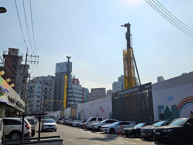 한국지엠부지 신축공사 현장. 맞은편에는 자동차 정비 및 수리업체가 즐비하다./사진=이미호기자