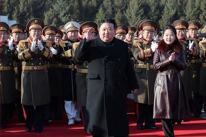 김정은 위원장은 조선인민군 창건일인 건군절(8일) 오후에 딸 주애와 함께 국방성을 축하 방문했다. ⓒ 노동신문 캡처