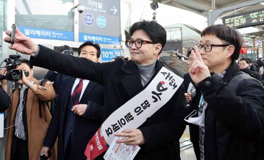 지난 2월8일 설 귀성 인사를 나온 한동훈(가운데) 국민의힘 비상대책위원장이 서울 용산구 서울역 KTX 대합실에서 시민과 사진을 찍고 있다.<연합뉴스 사진>
