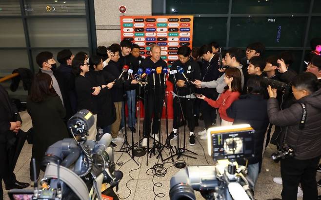 [인천공항=뉴시스] 클린스만 감독은 기존의 업무 방식도 그대로 고수할 것이라고 말했다.