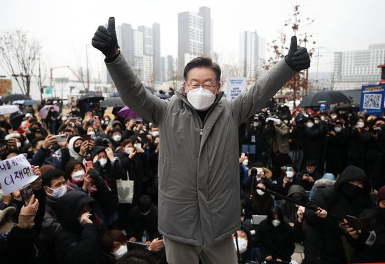 2022년 1월 25일 이재명 당시 더불어민주당 대선 후보는 경기 남양주 유세에서 "(연동형) 비례대표제를 도입했으면 상대가 반칙해도 우리는 정도를 갔어야 했다"며 반성 메시지를 내놨다. 당시 그는 "'상대가 반칙했는데 나도 하면 어떠냐'며 (위성정당 창당을) 해서 우리가 국민의 지탄을 받았고, 약속을 어겨 '말만 하고 실천은 안 한다'고 비난받았다"고 말했다.  [중앙포토]