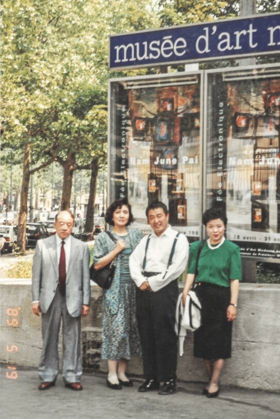 1989년 파리시립근대미술관의 백남준전을 방문한 정기용 원화랑 대표(왼쪽부터), 홍라희 당시 중앙일보 상무, 백남준, 박명자 갤러리현대 회장. 사진 갤러리현대