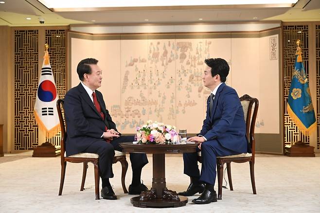 윤석열 대통령이 지난 4일 서울 용산 대통령실에서  KBS 박장범 앵커와 'KBS 신년대담' 녹화방송을 하고 있다./사진=대통령실 제공