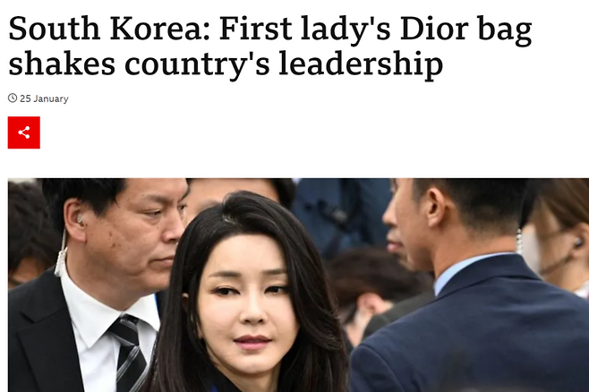 영국 공영방송 BBC가 지난달 25일 보도한 기사 제목. BBC는 ‘디올백’이라는 표현을 쓰고 있다.