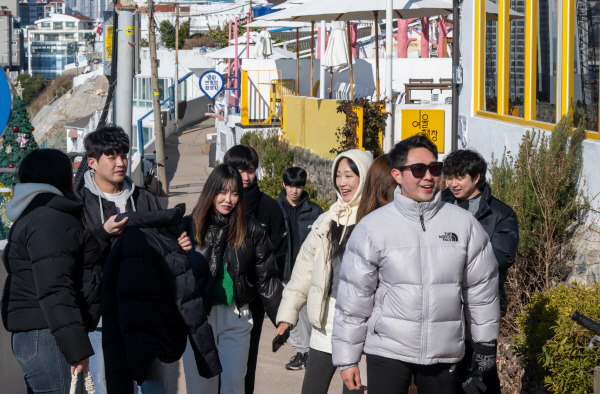 부산 영도구 흰여울마을을 찾은 가족단위 나들이객들이 마을 내 카페거리를 구경하며 즐거운 시간을 보내고 있다. 국제신문DB