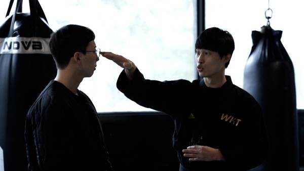 김성태 관장이 국제신문 취재진에게 실전 태권도의 손기술을 선보이고 있다. 김선우PD