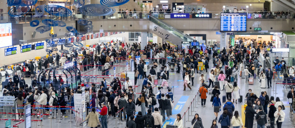 설 연휴를 사흘 앞둔 6일 김해공항 국제선 청사에 많은 여행객이 명절 연휴를 이용해 해외 여행을 떠나기 위해 탑승 수속을 기다리고 있다. 이원준 기자