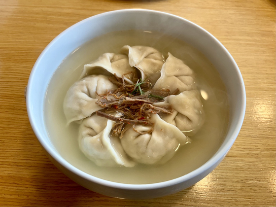 Manduguk at Jaha Son Mandu in Jongno District, central Seoul [LEE JIAN]