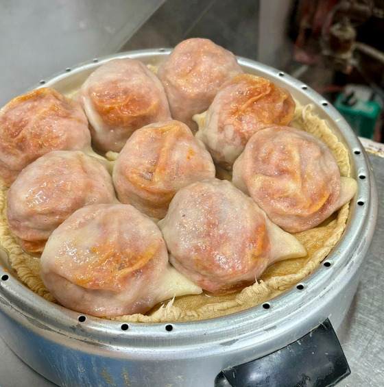 Kimchi mandu from Cham Mandu in Dobong District, northern Seoul. [LEE JIAN]