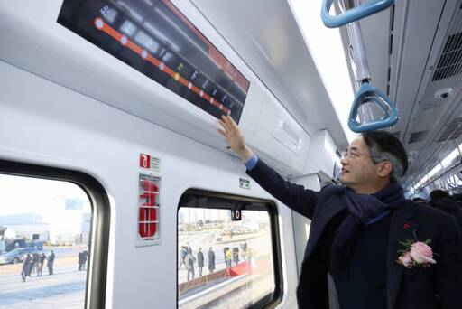 GTX-A 출고식에서 차량을 둘러보는 이동환 고양특시장. 고양특례시 제공