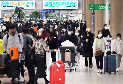 지난해 설 연휴 해외여행객들로 북적이는 인천공항의 모습. 경기일보DB