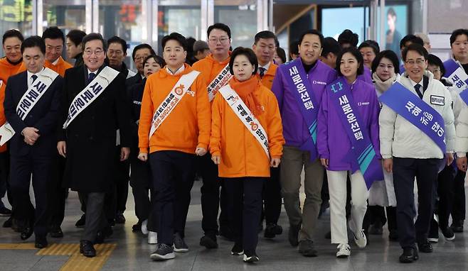 [서울=뉴시스] 고승민 기자 = 개혁신당과 새로운미래, 새로운선택, 원칙과상식 등 제3지대를 추진하고 있는 4개 세력이 설 연휴 첫날인 9일 통합에 합의했다. 통합 신당명은 '개혁신당'. 공동대표는 이낙연 새로운미래 공동대표, 이준석 개혁신당 대표. 총괄 선대위원장은 이낙연 공동대표. 사진은 이날 오전 서울 용산역에서 합동으로 귀성인사에 나선 4개 세력 인사들 모습. 2024.02.09.