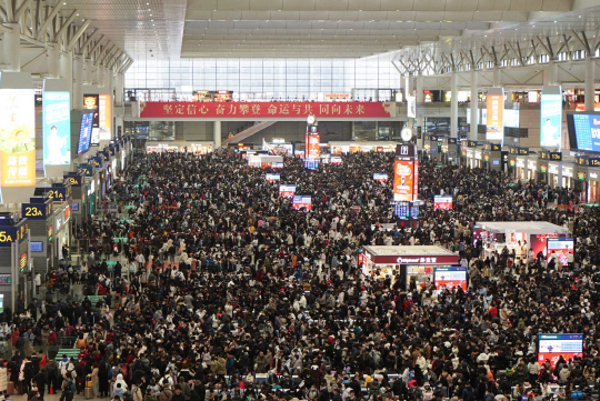 7일 중국 상하이의 상하이홍차오 역이 귀성객들로 가득차 있다. 로이터 연합뉴스