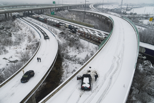 China Snow Weather 6일 중국 후베이성 우한의 한 고속도로에서 차량이 폭설 속에 고립돼 움직이지 못하고 있다. AP 연합뉴스