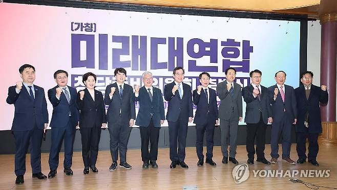 (서울=연합뉴스) 이정훈 기자 = 14일 국회 의원회관에서 열린 미래대연합(가칭) 창당준비위원회 출범식에서 김종민, 박원석, 조응천, 이원욱, 정태근 공동추진위원장이 참석자들과 기념촬영을 하고 있다. 왼쪽부터 김종민, 박원석, 한국의희망 양향자 대표, 이준석 개혁신당(가칭) 정강정책위원장, 조응천, 이낙연 전 더불어민주당 대표, 이원욱, 새로운선택 금태섭 대표, 정태근, 최운열 전 의원, 최성 전 고양시장. 2024.1.14 uwg806@yna.co.kr 연합뉴스