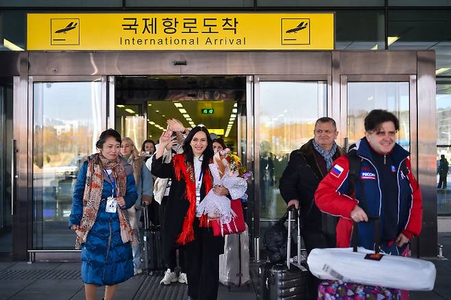 9일(현지시간) 평양 국제공항에 도착한 러시아 관광객들이 여객터미널 바깥으로 나오고 있다. 연합뉴스