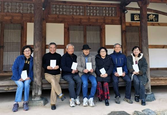 시집 ‘내일은 내 소식도 전해줄게’를 펴낸 ‘강따라 글따라’ 시모임 회원들이  진메마을 김용택 시인의 서재인 회문재에서 기념촬영을 하고 있다. 회원들은 진메마을, 천담마을, 구담마을 등에서 펜션과 캠핑장 등을 운영하며 살아가는 평범한 마을 주민들이다. 왼쪽부터 공후남, 김용택, 김인상, 박양식, 박희숙, 유갑규, 이은수 시인. 김옥희 시인은 이날 몸이 아파 참석하지 못했다.  임실 조현석 기자