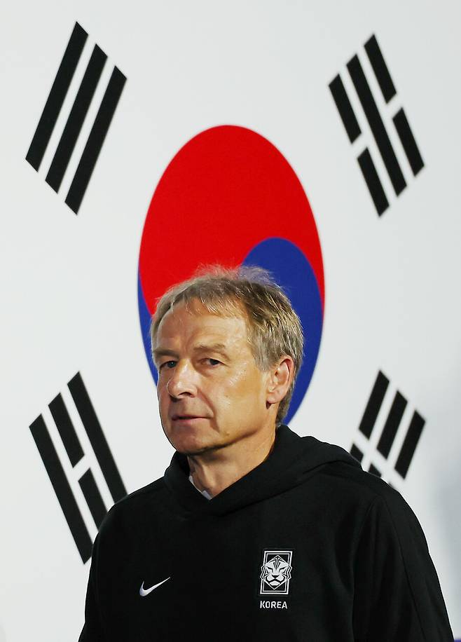 ▲ 클린스만 감독의 한국 대표팀의 아시안컵 여정이 허망하게 막을 내렸다. 프리미어리그 8시즌 두 자릿수 골이자 아시아 최초 유럽5대리그 득점왕 손흥민, 유럽축구연맹(UEFA) 챔피언스리그 우승 경쟁 팀 바이에른 뮌헨 소속 김민재 등을 보유하고도 졸전에 졸전만 반복했다 ⓒ연합뉴스