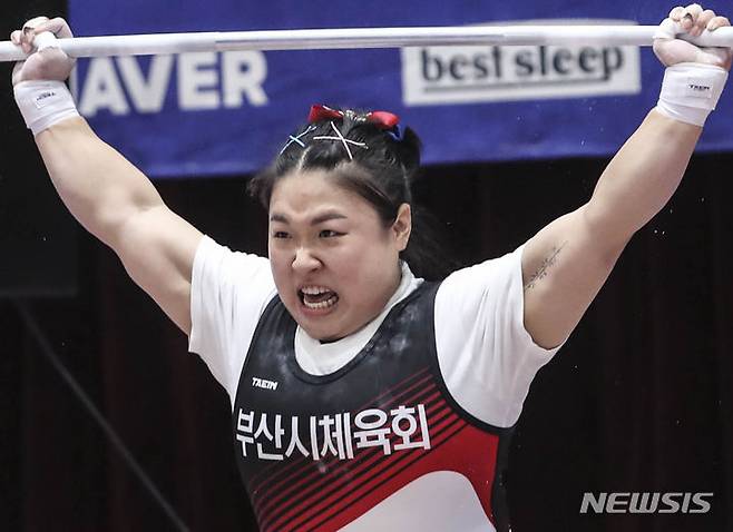 바벨을 들어올리는 김수현. /사진=뉴시스