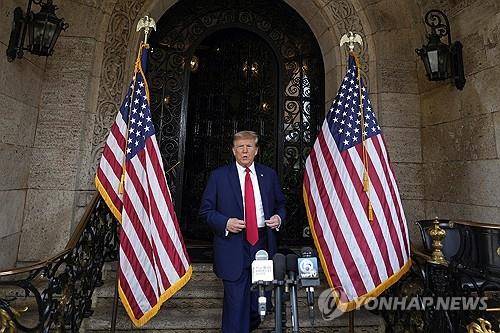 연방 대법원 변론 후 마러라고에서 입장 밝히는 트럼프 [팜비치 AP=연합뉴스. 재판매 및 DB 금지]