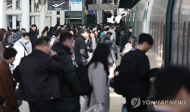 열차 탑승하는 귀성객 (서울=연합뉴스) 최재구 기자 = 설을 앞둔 8일 서울역 열차 승강장에서 귀성하는 시민 등이 열차에 탑승하고 있다. 2024.2.8 jjaeck9@yna.co.kr