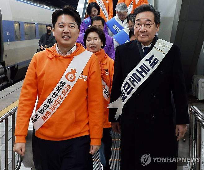 함께 걷는 이낙연-이준석 (서울=연합뉴스) 한종찬 기자 = 새로운미래 이낙연 공동대표와 개혁신당 이준석 대표가 9일 오전 서울 용산역에서 설 귀성인사를 하기 위해 이동하고 있다. 2024.2.9 saba@yna.co.kr