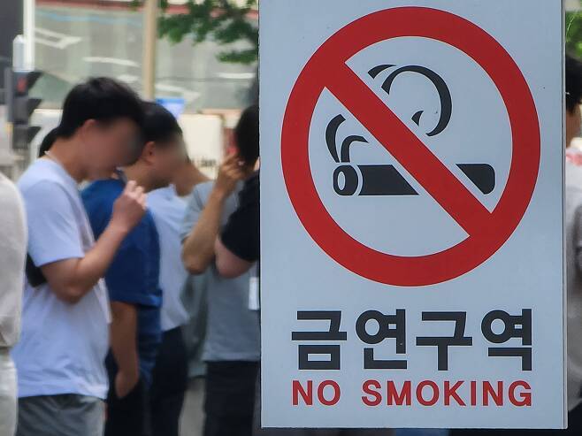 전자담배를 피우는 사람들이 남녀 모두 증가하고 있다. 최근 10년 동안의 건강행태 변화를 살펴보면 특히 남자 40대와 여자 30대의 경우 현재 흡연율은 감소하였으나 여전히 전 연령대 중 가장 높았다. 사진은 기사 내용과 관계 없음. [사진=뉴스 1]