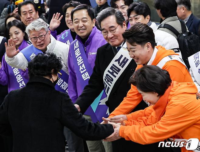 이준석 개혁신당 대표와 양향자 원내대표, 이낙연 새로운미래 공동대표, 금태섭, 조응천 원칙과상식 의원 등이 설 연휴 첫날인 9일 서울 용산역에서 명절 귀성객들에게 인사를 하고 있다. 2024.2.9/뉴스1 ⓒ News1 김도우 기자