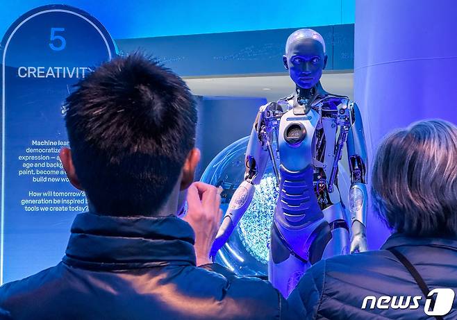 11일(현지시간) 미국 네바다주 라스베이거스 스피어를 찾은 관람객들이 휴머노이드 로봇 ‘아우라’를 체험하고 있다. 2024.1.12/뉴스1 ⓒ News1 이재명 기자