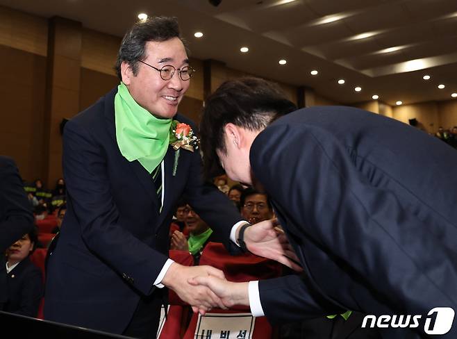 이낙연 새로운미래 공동대표(왼쪽)와 이준석 개혁신당 대표가 4일 오후 서울 여의도 국회의원회관에서 열린 새로운미래 중앙당 창당대회에서 악수하고 있다. 2024.2.4/뉴스1 ⓒ News1 구윤성 기자