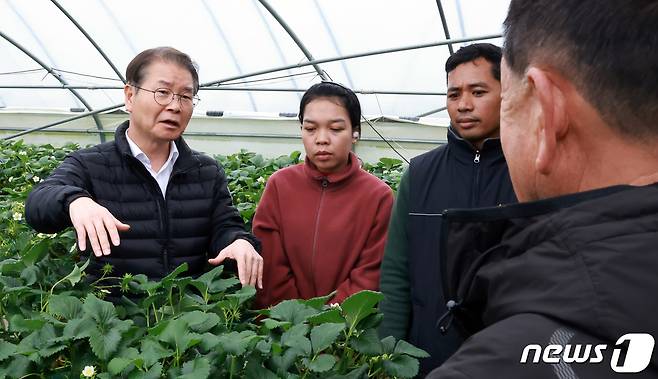 이정식 고용노동부 장관이 5일 오후 충청남도 논산시 딸기, 상추 재배 농가 두 곳을 방문하여 외국인근로자들의 숙소 및 안전사고 예방 등을점검하고 현장의 목소리를 듣고 있다.(고용노동부 제공)2024.2.5/뉴스1