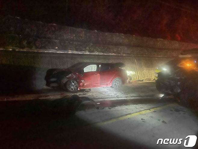 영월 상동읍 천평리 32번 국도 교통사고 현장.(강원도소방본부 제공)