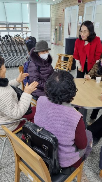 경북 경산어르신종합복지관에서 지난 2일 어르신들로부터 지역 민원을 듣고 있는 윤두현 국민의힘 의원의 부인 서명환씨. 사진=문혜원 기자