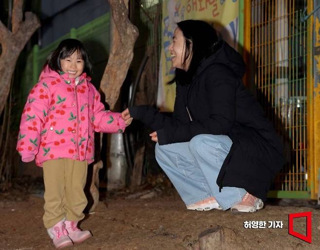 재택근무 중인 핀테크 기업 핀다의 김수지 씨가 딸 김은하 양을 어린이집에서 데리고 나와 무엇하고 놀았는지 이야기하며 웃고 있다.      사진=허영한 기자 younghan@