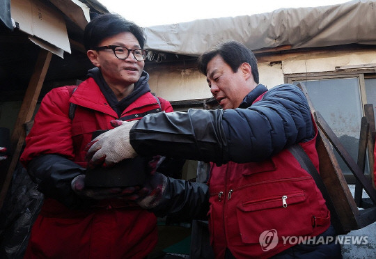 국민의힘 한동훈 비상대책위원장이 8일 오전 서울 노원구 백사마을에서 열린 '따뜻한 대한민국만들기 국민동행' 사랑의 연탄 나눔 행사에서 봉사활동을 하고 있다.  연합뉴스