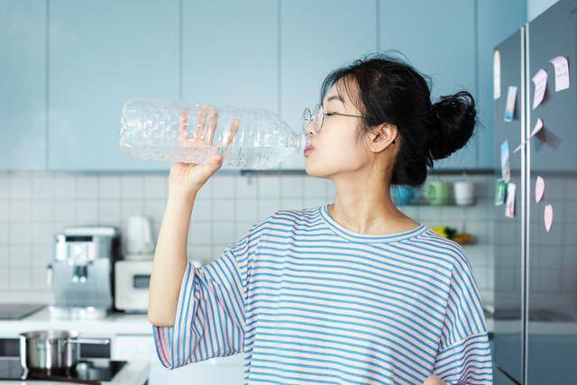 플라스틱 병에는 몸에 해로운 미세 플라스틱이 많이 검출되기에 임신 여성 등은 삼가는 게 좋다. 게티이미지뱅크