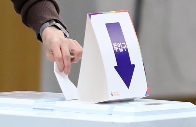 유권자가 투표함에 투표지를 넣고 있는 모습. 뉴시스