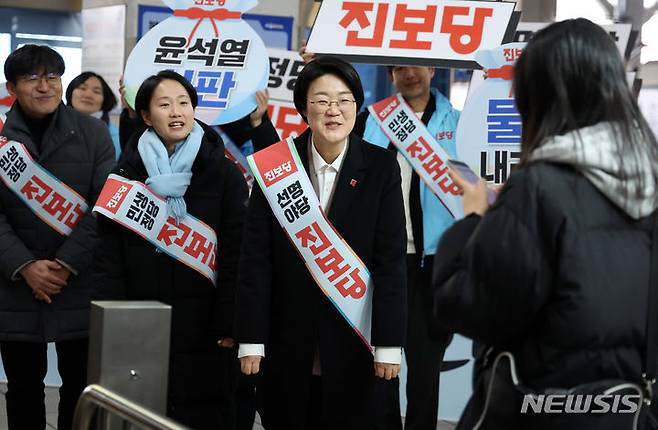 [서울=뉴시스] 추상철 기자 = 윤희숙 진보당 상임대표를 비롯한 당원들이 8일 오전 서울 용산역에서 귀성객들에게 인사를 하고 있다. 2024.02.08. scchoo@newsis.com