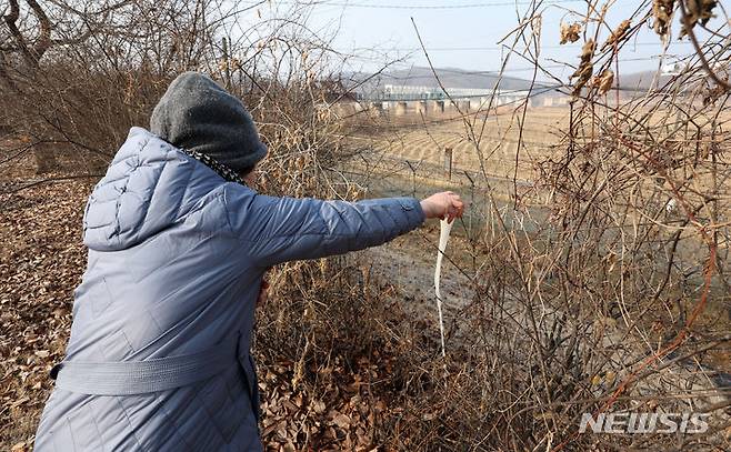 [파주=뉴시스] 홍효식 기자 = 설날인 10일 경기도 파주 임진각에서 한 실향민 가족이 북녘을 향해 술을 뿌리고 있다. 2024.02.10. yesphoto@newsis.com