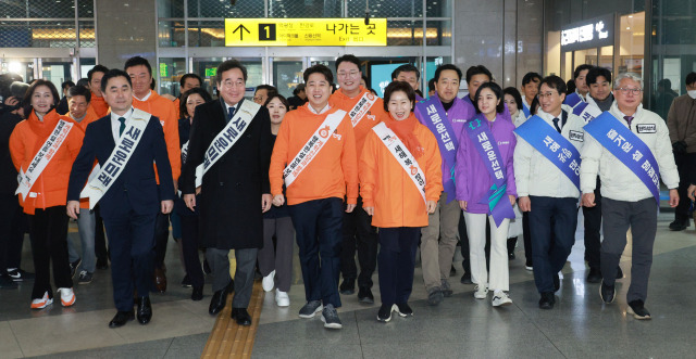 이낙연 새로운미래 공동대표, 이준석 개혁신당 대표, 조응천·이원욱 원칙과상식 의원, 금태섭 새로운선택 공동대표 등이 9일 오전 서울 용산역에서 설 귀성인사를 하기 위해 이동하고 있다. 연합뉴스