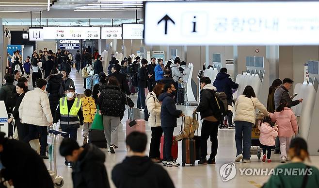 설 명절 연휴 맞춰 떠나는 시민들 (서울=연합뉴스) 김인철 기자 = 설 명절 연휴를 하루 앞둔 8일 김포국제공항 국내선 출국장에서 여행객들이 탑승수속을 하고 있다. 2024.2.8 yatoya@yna.co.kr