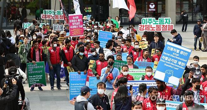 거리로 나온 이주노동자들 (서울=연합뉴스) 김인철 기자 = 30일 오후 서울 용산역 광장에서 열린 세계노동절 맞이 이주노동자 메이데이 집회에서 참가자들이 대통령실 방향으로 행진하고 있다. 2023.4.30 yatoya@yna.co.kr