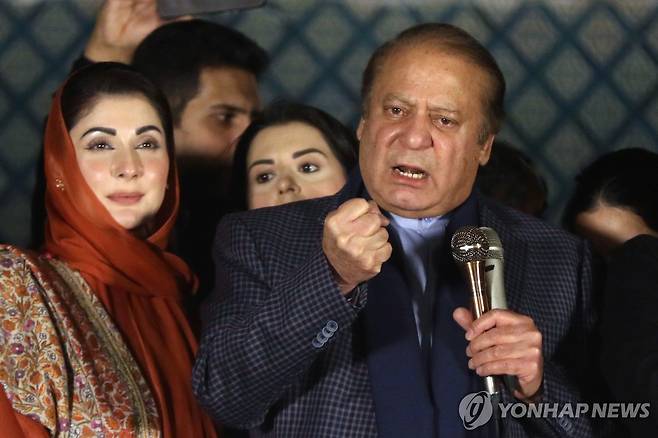 지지자들 상대로 연설하는 샤리프 전 파키스탄 총리(오른쪽) [EPA 연합뉴스 자료사진. 재판매 및 DB 금지]
