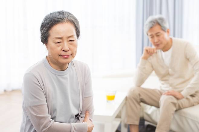 노년기에 이혼이나 별거를 하면 여성이 남성보다 상황에 적응하는 것이 더 어렵다는 연구 결과가 나왔다. [사진= 게티이미지뱅크]