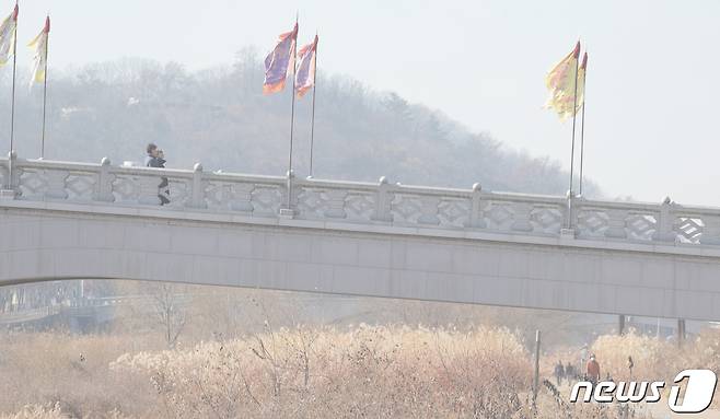 전북 전주시 오목교 인근 산책로가 미세먼지로 뿌옇게 보이고 있다. /뉴스1 ⓒ News1 유경석 기자